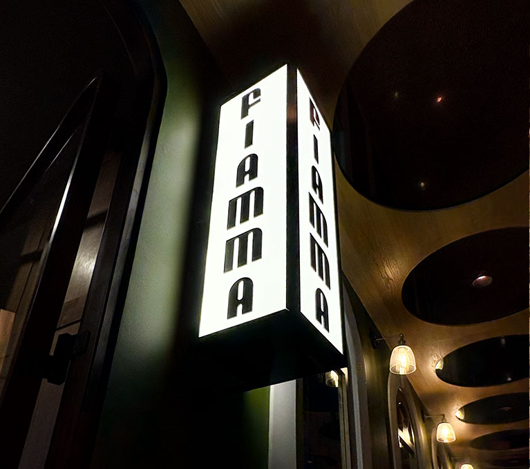 logotipo en caja de luz curva para restaurante de comida rápida Señaletika.